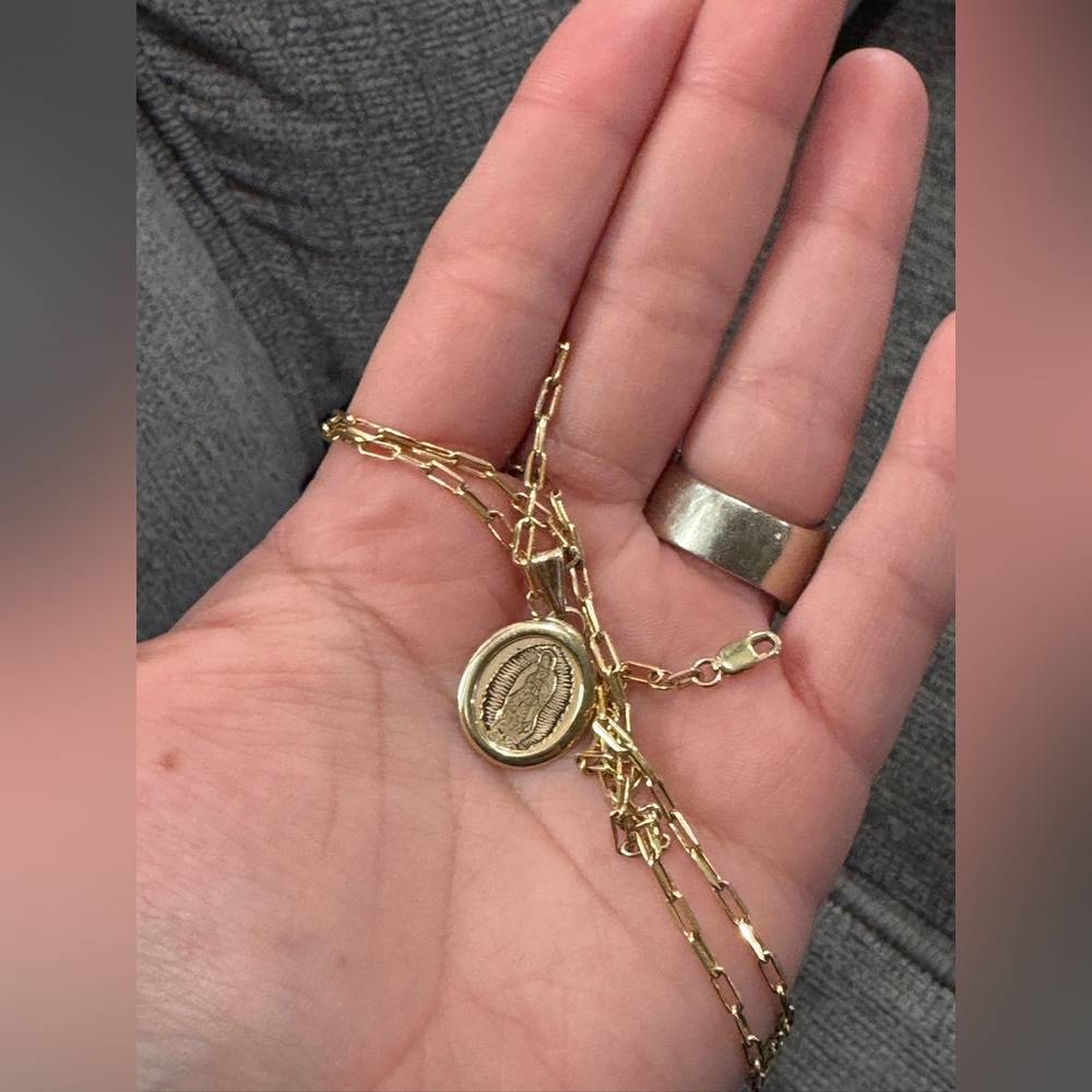 10K pure paperclip necklace with Virgin Mary pendant đ€ - Picture 13 of 13